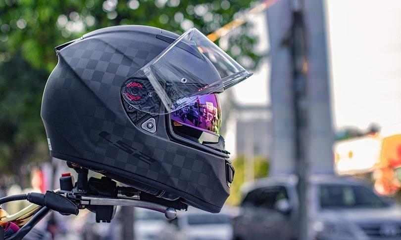 ¿El uso del casco afecta mi reclamo por accidente de motocicleta en la ciudad de Nueva York?